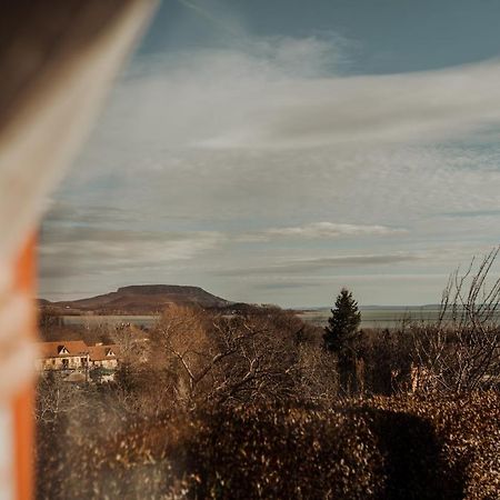 MANDULÁS KABIN a kisház dézsával és kilátással a Balatonra Balatongyörök Exterior foto