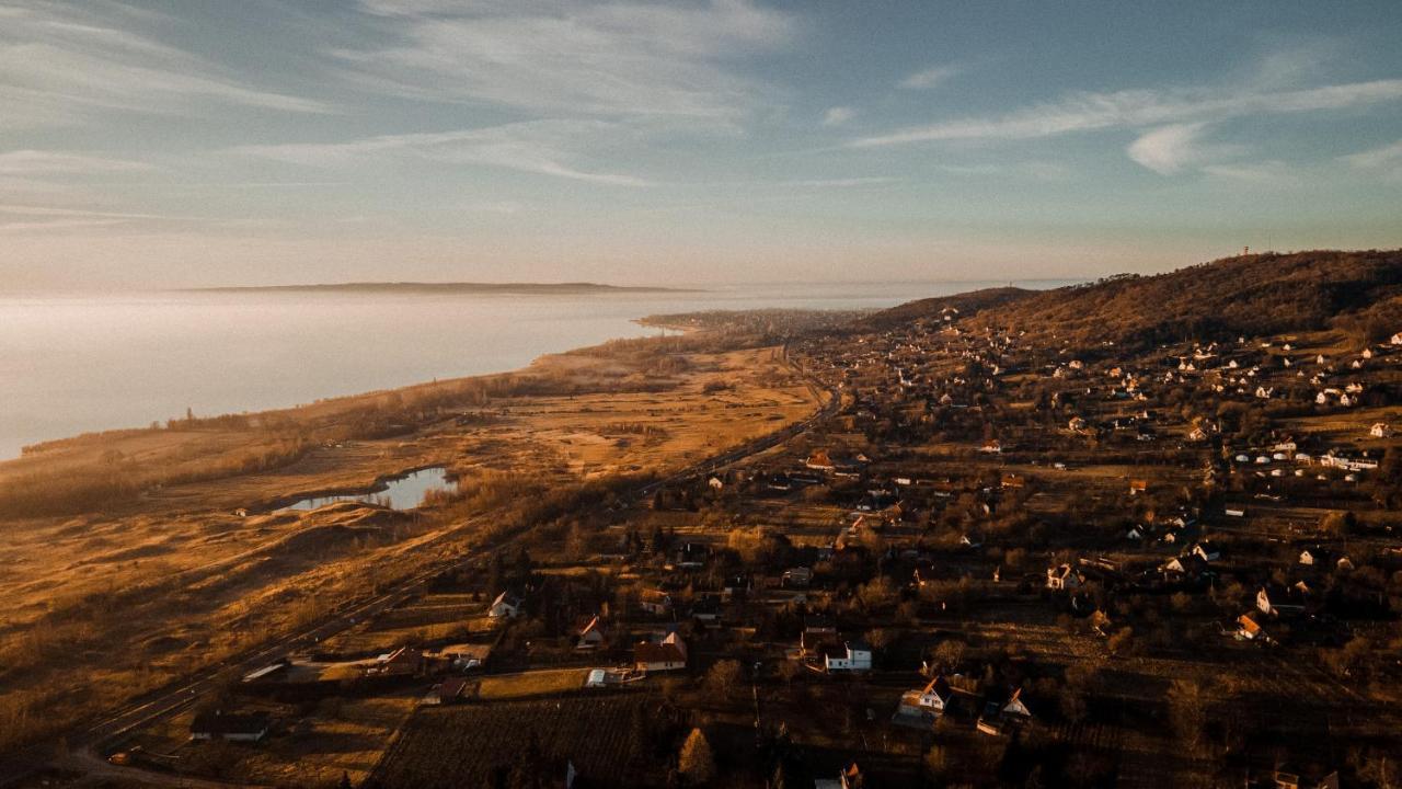 MANDULÁS KABIN a kisház dézsával és kilátással a Balatonra Balatongyörök Exterior foto